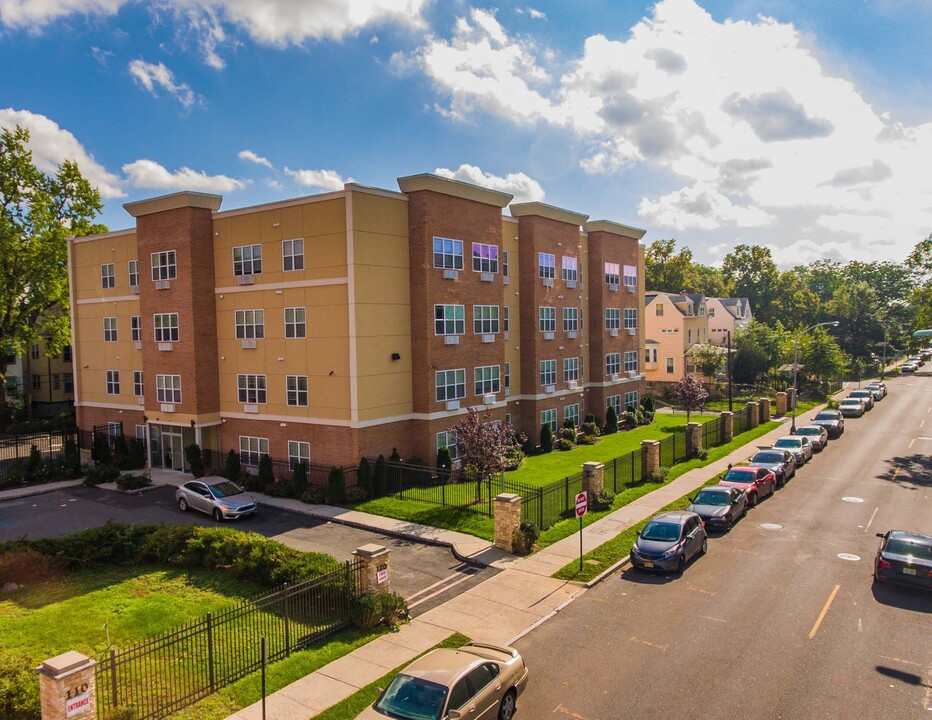 120 Halsted Street in East Orange, NJ - Foto de edificio