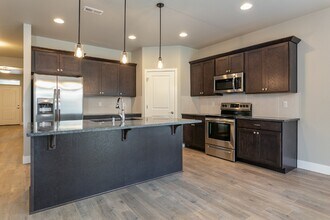 1094 Chinook Dr in Richland, WA - Foto de edificio - Building Photo