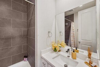 5209 Allen St in Houston, TX - Building Photo - Building Photo