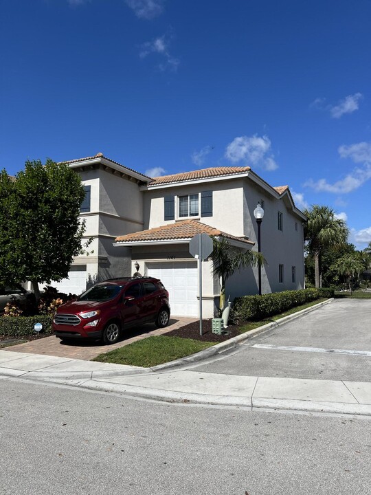 1101 Vermilion Dr in Lake Worth, FL - Building Photo