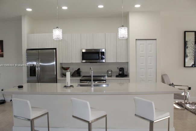 8015 NW 104th Ave in Doral, FL - Building Photo - Building Photo