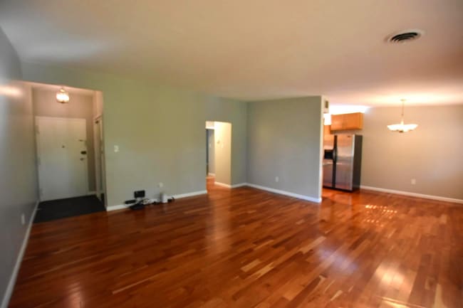 10404 Rockville Pike in Rockville, MD - Building Photo - Building Photo
