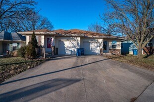 1423 W Rainey St in Ozark, MO - Building Photo