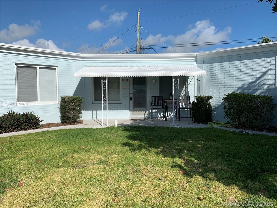 2023 S Suzanne Cir-Unit -3 in North Palm Beach, FL - Building Photo