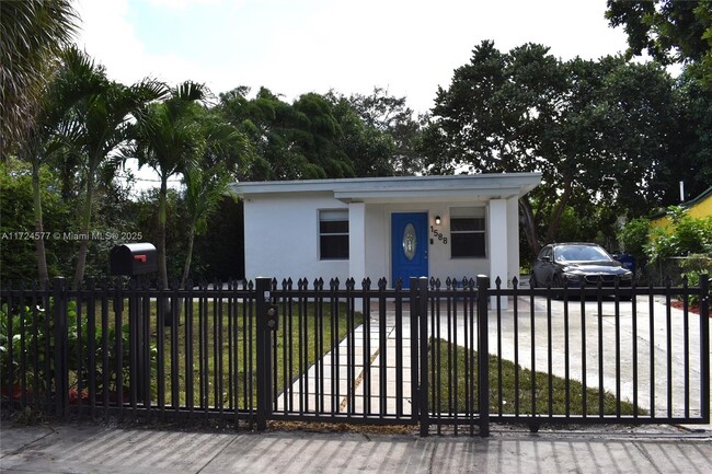 1588 NE 153rd Terrace in North Miami Beach, FL - Building Photo - Building Photo