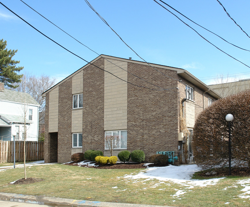 320 3rd St in Oakmont, PA - Building Photo