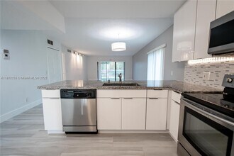 16471 Blatt Blvd in Weston, FL - Building Photo - Building Photo