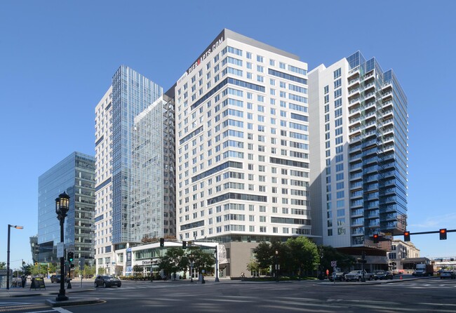 100 Pier 4 in Boston, MA - Foto de edificio - Building Photo