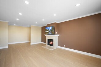 635 E Elmwood Ave, Unit 301 in Burbank, CA - Building Photo - Building Photo