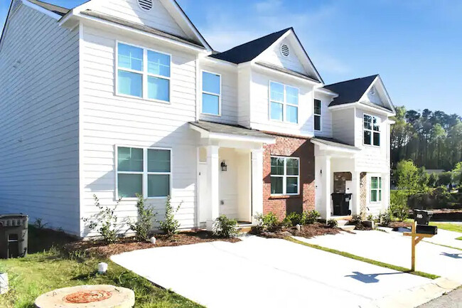 Room in Townhome on Laurel Ridge Cir in East Point, GA - Building Photo - Building Photo