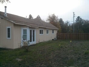 540 Palm Ave in Penngrove, CA - Building Photo - Building Photo