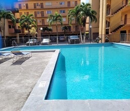1900 W 54th St, Unit 201 in Hialeah, FL - Building Photo - Building Photo