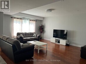 7850 Pender St in Niagara Falls, ON - Building Photo - Building Photo