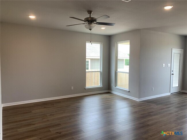 1910 Holleman Dr in Temple, TX - Foto de edificio - Building Photo