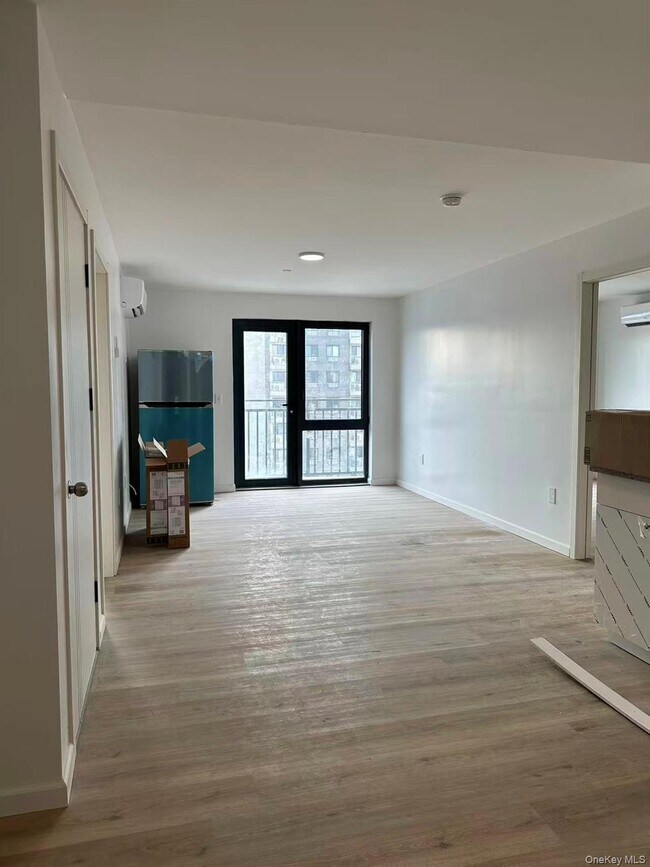 70-33 Queens Blvd in Queens, NY - Building Photo - Building Photo