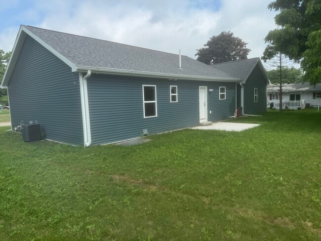 102 S Prairie Ave in Deerfield, WI - Building Photo - Building Photo