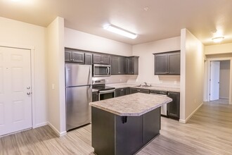 ALDERBROOK APARTMENTS- PREMIER, AFFORDABLE... in Vancouver, WA - Foto de edificio - Building Photo