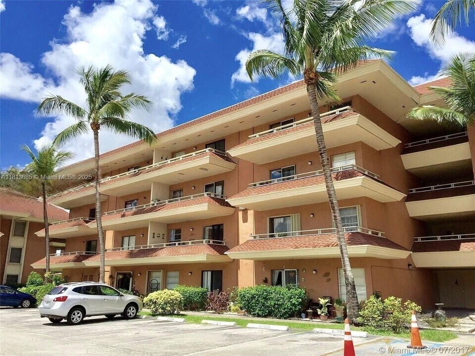 17530 NW 68th Ave in Hialeah, FL - Building Photo