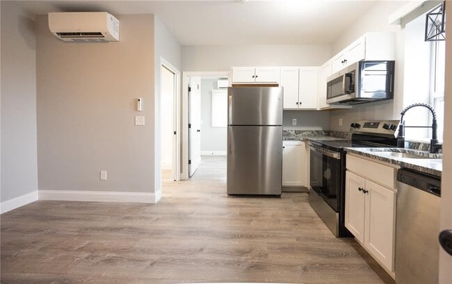 6899 Post Rd in North Kingstown, RI - Foto de edificio - Building Photo