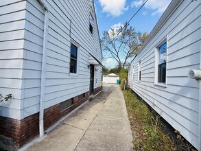 19161 Raymond St in Maple Heights, OH - Building Photo - Building Photo