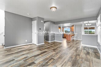 941 Coho St in Molalla, OR - Foto de edificio - Building Photo