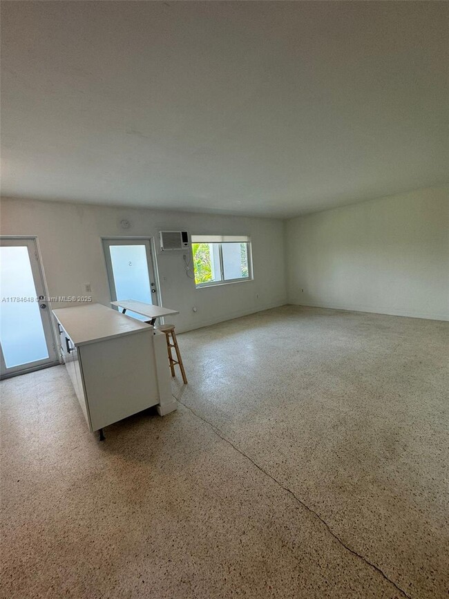 1385 NE 105th St in Miami Shores, FL - Foto de edificio - Building Photo