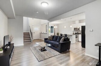 8319 174th Street Ct E in Puyallup, WA - Foto de edificio - Building Photo