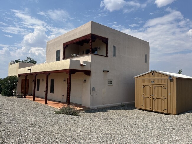 70 Camino de los Arroyos in Ranchos De Taos, NM - Building Photo - Building Photo