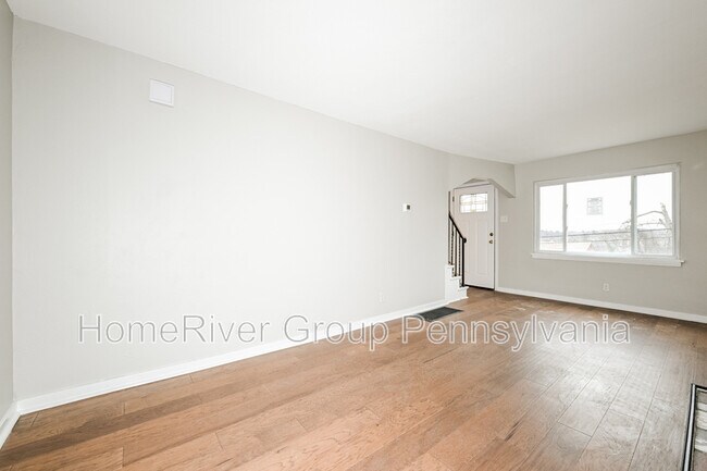 2060 Lindsay Rd in Pittsburgh, PA - Building Photo - Building Photo