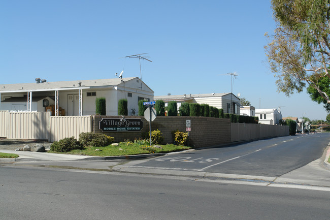 Village Grove Mobile Homes in Corona, CA - Foto de edificio - Building Photo