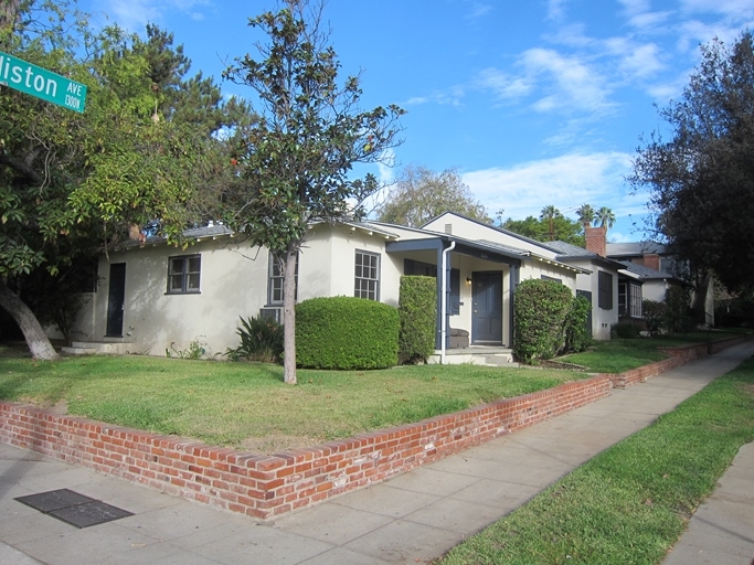 1355 Holliston Ave in Pasadena, CA - Foto de edificio