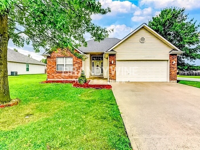 701 SW Logan Dr in Grain Valley, MO - Building Photo