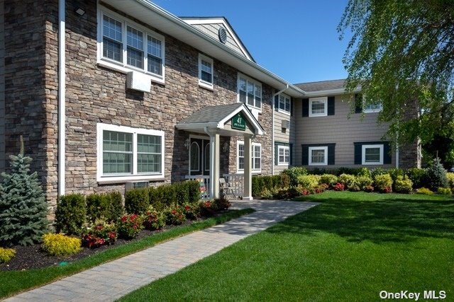 41 Long Island Ave-Unit -7B in Deer Park, NY - Building Photo