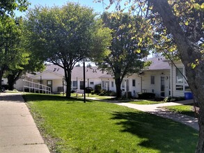 Courtyard in Indiana, PA - Foto de edificio - Building Photo