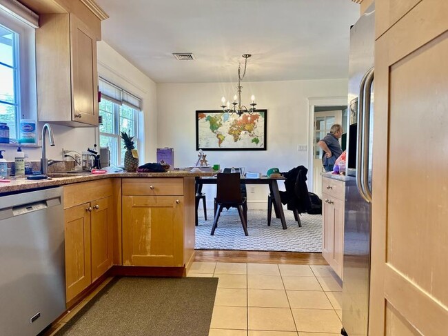 121 Cedric Rd in Newton, MA - Building Photo - Building Photo
