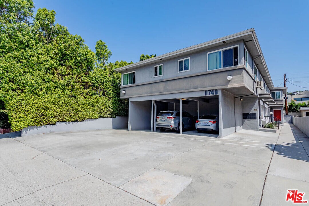 11749 Riverside Dr in Los Angeles, CA - Building Photo
