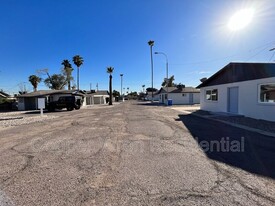 2416 W Coolidge St in Phoenix, AZ - Foto de edificio - Building Photo