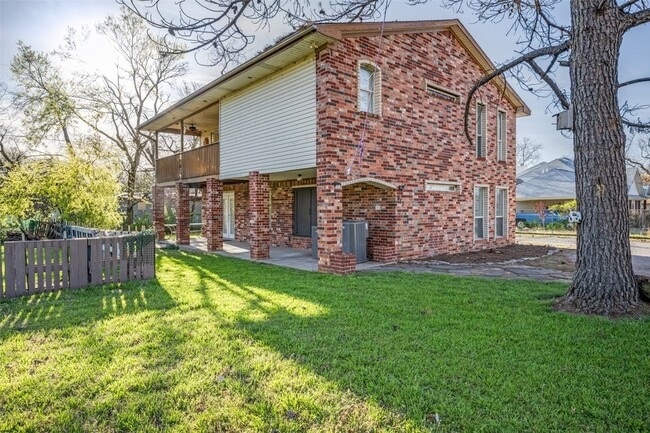 property at 812 Driftwood Dr