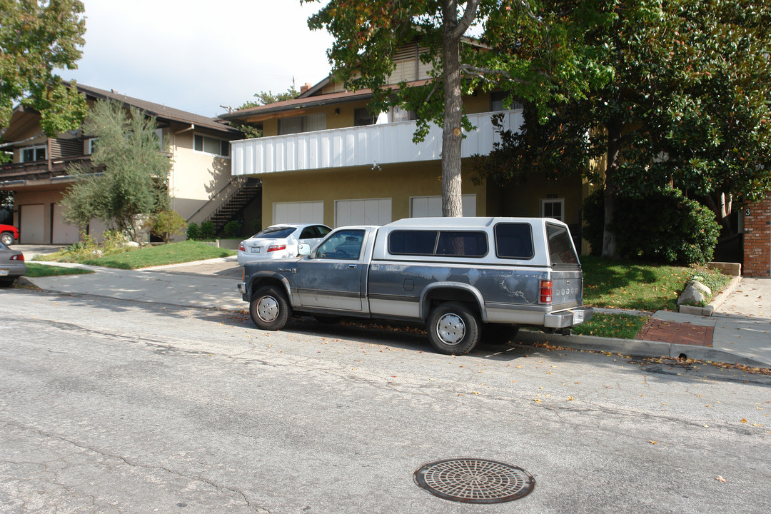 3229 Fairesta St in La Crescenta, CA - Foto de edificio