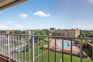 9210 Fontainebleau Blvd in Miami, FL - Building Photo