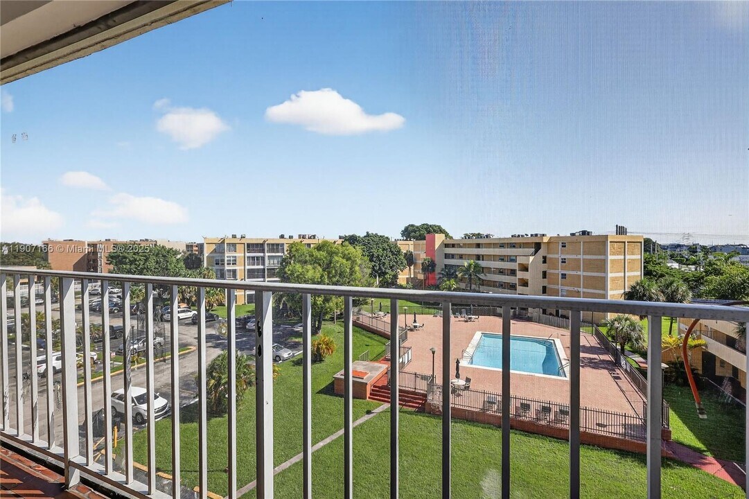 9210 Fontainebleau Blvd in Miami, FL - Building Photo