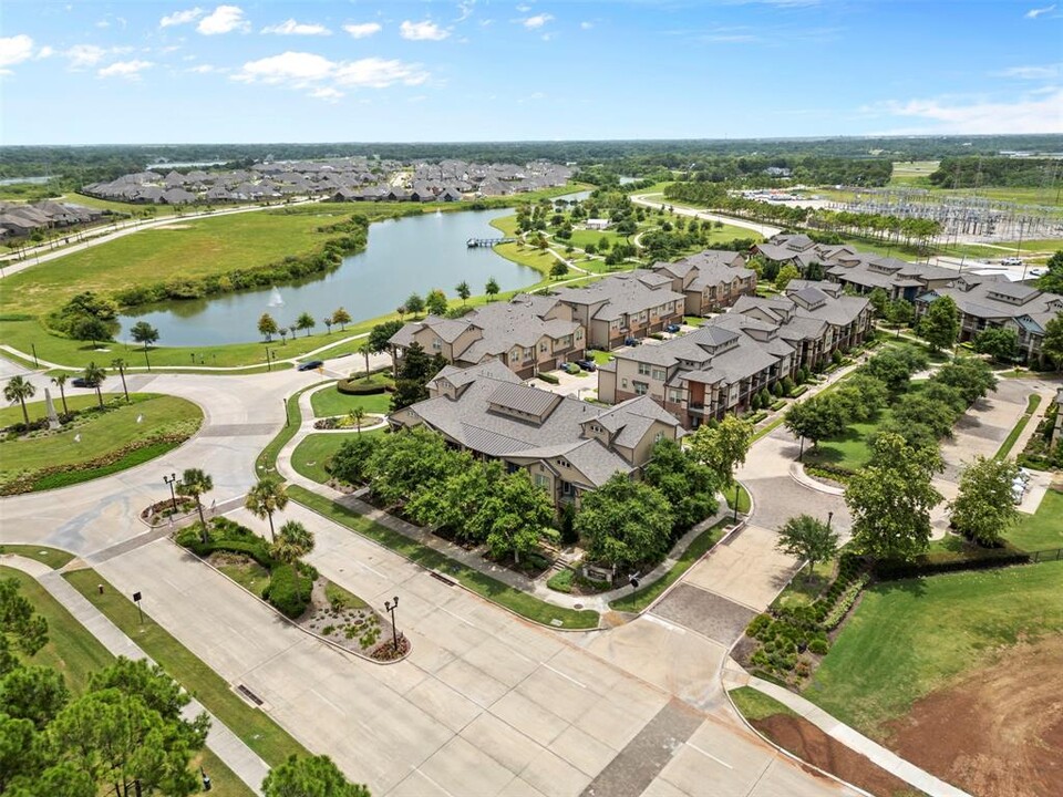 706 Water St in Webster, TX - Building Photo