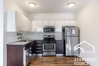 1545 W Glenlake Ave, Unit 2D in Chicago, IL - Building Photo - Building Photo