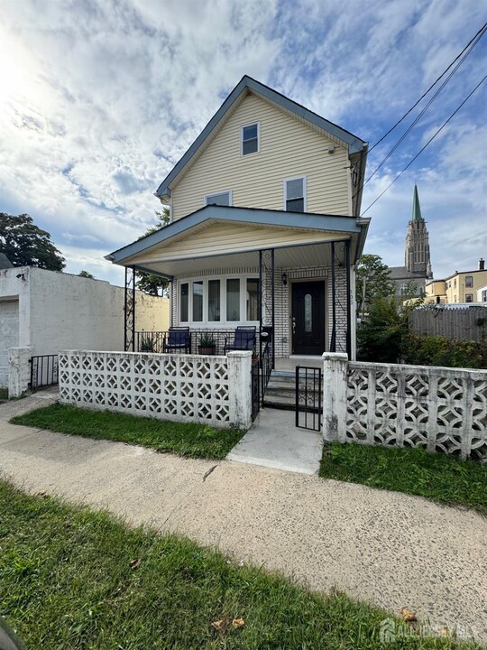 105 Pearl Pl in Perth Amboy, NJ - Foto de edificio