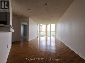 7 Concorde Pl in Toronto, ON - Building Photo - Building Photo