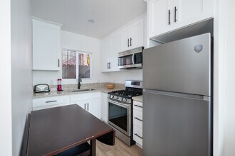 4727 W 18th St, Unit 2 in Los Angeles, CA - Foto de edificio - Building Photo