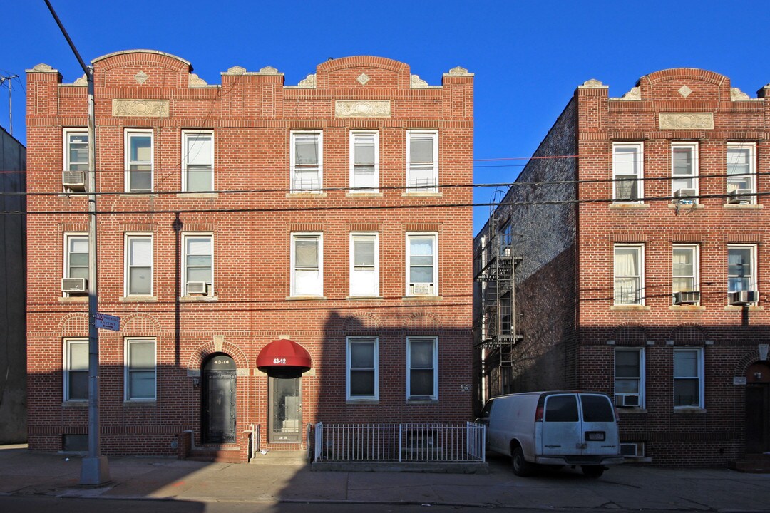 43-12 58th St in Flushing, NY - Building Photo