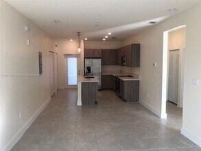 8265 NW 41st St-Unit -C-301 in Doral, FL - Building Photo - Building Photo