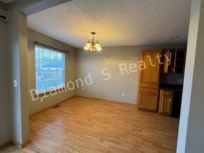 406 W Chestnut Rd in Nixa, MO - Building Photo - Building Photo