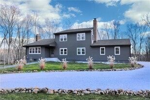 9 Grays Farm Rd in Westport, CT - Building Photo